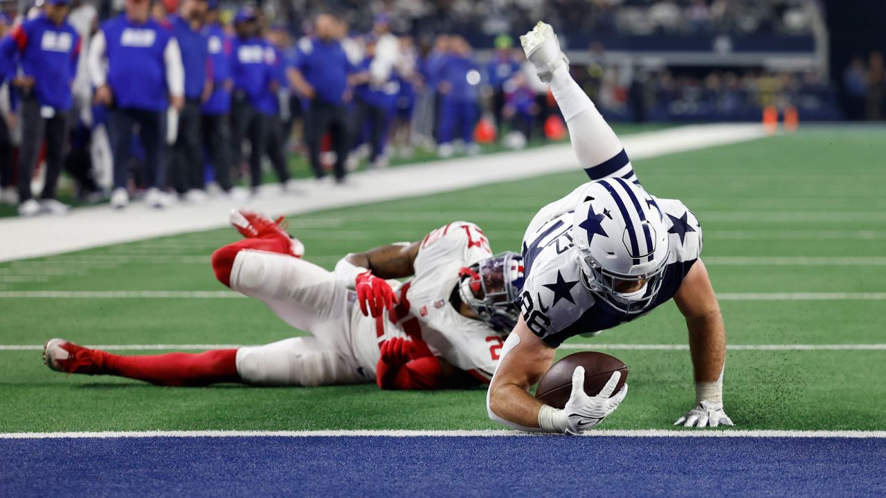 ARLINGTON, TEXAS - NOVEMBER 24: Dalton Schultz #86 of the Dallas Cowboys scores a touchdown during the second half in the game against the New York Giants at AT&T Stadium on November 24, 2022 in Arlington, Texas. (Photo by Wesley Hitt/Getty Images)