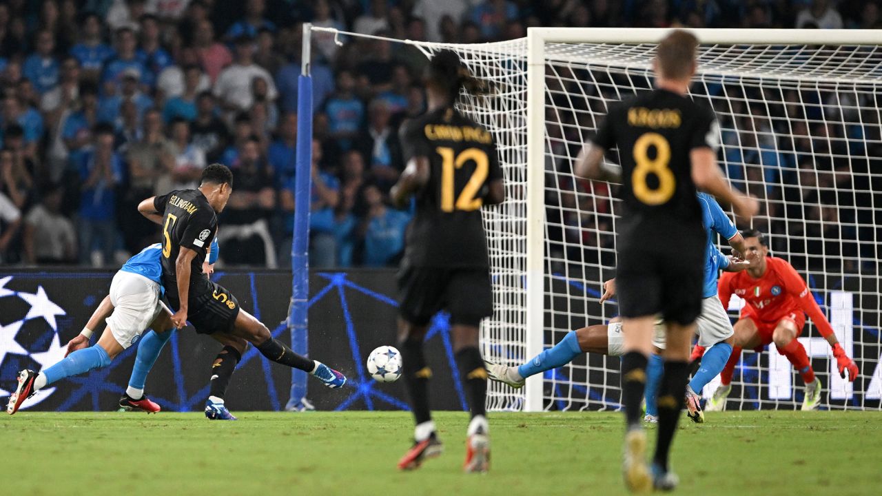 NAPLES, ITALY - OCTOBER 03: Jude Bellingham of Real Madrid scores the team's first goal during the UEFA Champions League match between SSC Napoli and Real Madrid CF at Stadio Diego Armando Maradona on October 03, 2023 in Naples, Italy. (Photo by Francesco Pecoraro/Getty Images)