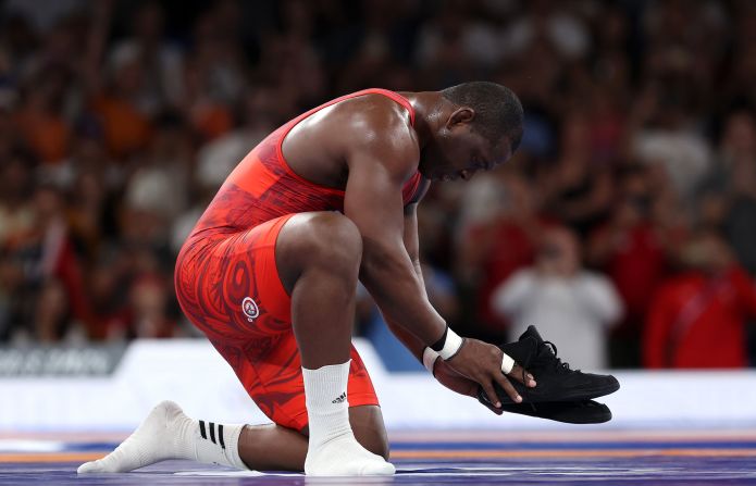 Cuban wrestling great Mijaín López leaves his shoes on the mat, signifying his retirement, after <a href=