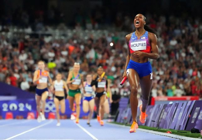 Alexis Holmes crosses the finish line to win gold for the United States in the <a href=