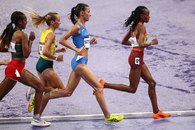 Kenya's Beatrice Chebet leads the pack during the 10,000-meter final on August 9. <a href=