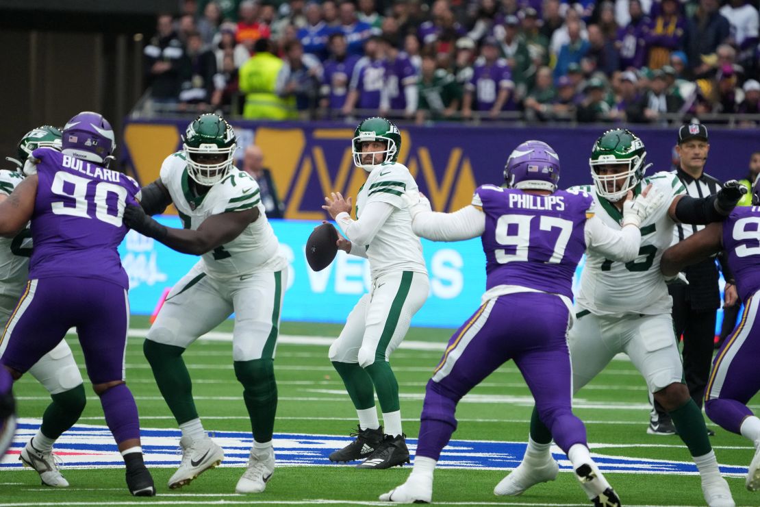 Rodgers (No. 8) throws the ball against the Vikings.